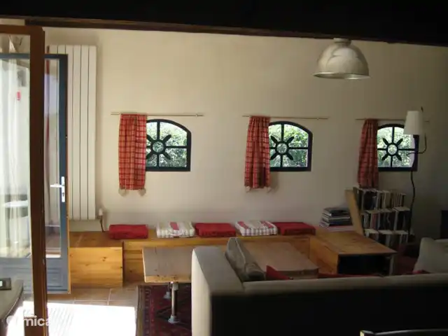 Domaine Imagine Silence huren in Frankrijk, Nièvre, Lanty - gîte / cottage De gezellige kamer met houtkachel.