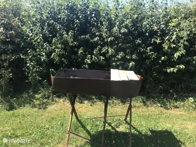 Domaine Imagine Silence huren in Frankrijk, Nièvre, Lanty - gîte / cottage En de BBQ: met houtskool óf met ècht hout (is echter!).