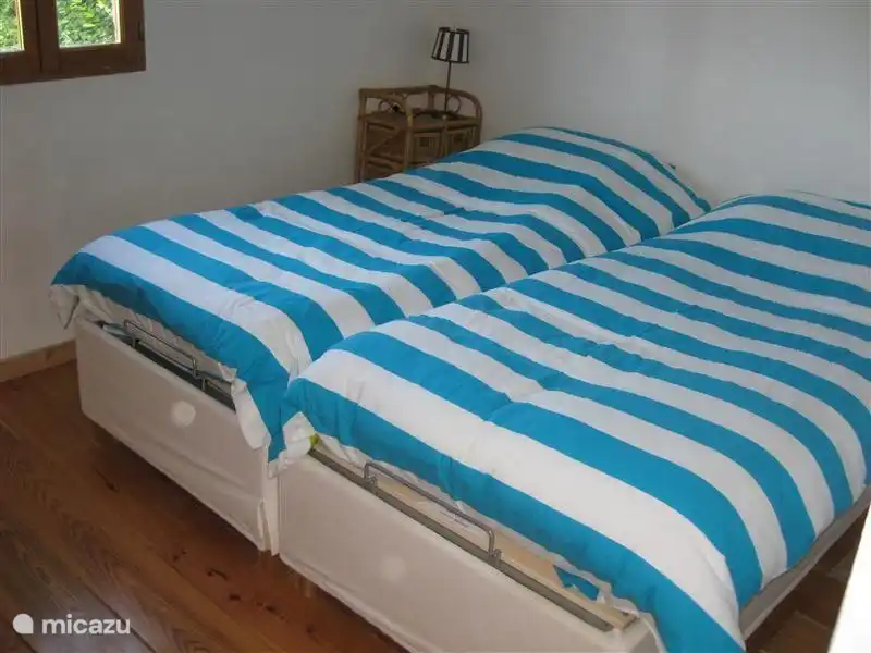Das Schlafzimmer mit zwei Einzelbetten, die auch getrennt geschlafen werden kann.