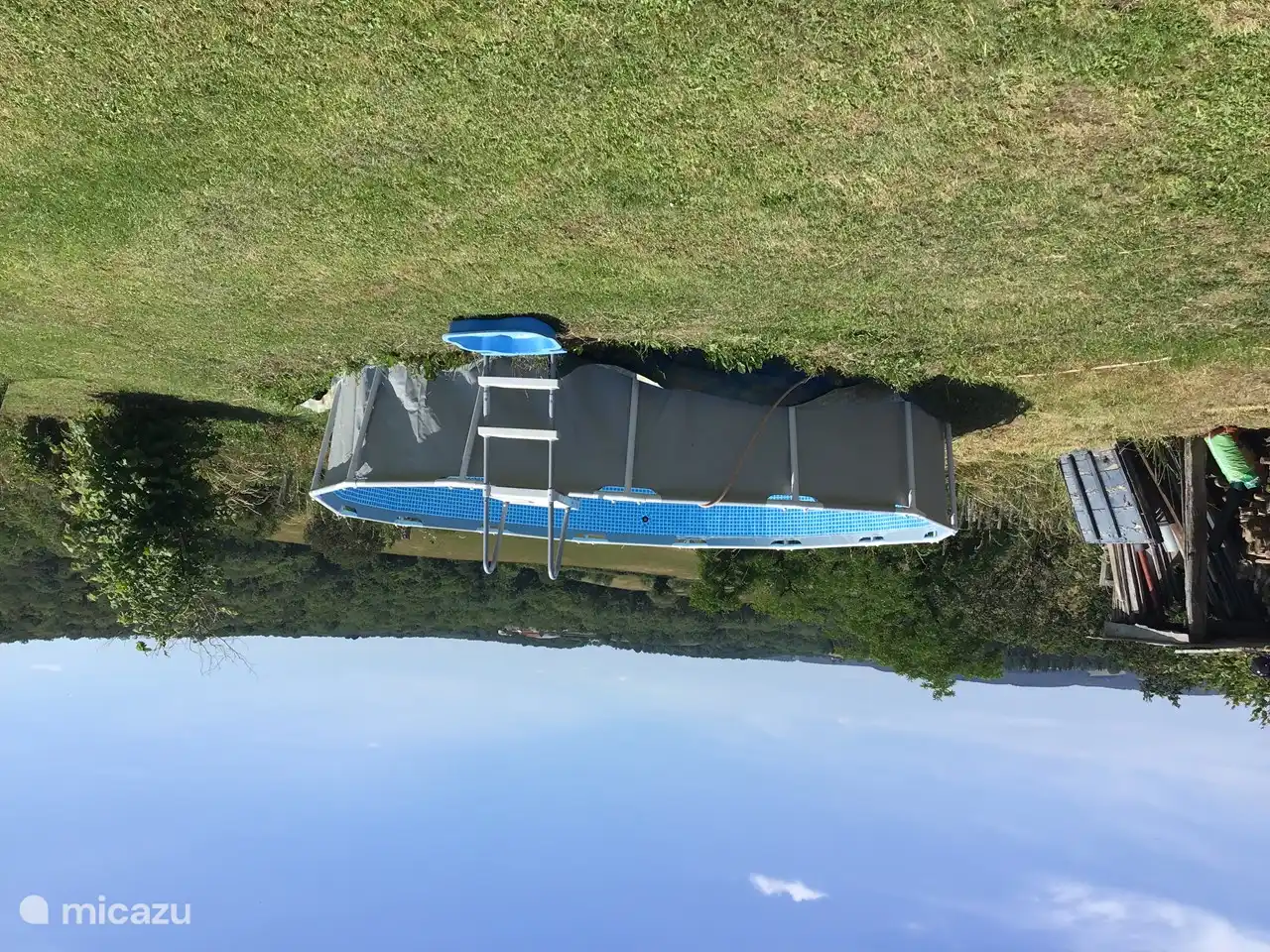 Im Garten auf der Rückseite befindet sich das Schwimmbad: 4,57 rund, 1,22 tief. Schön groß!