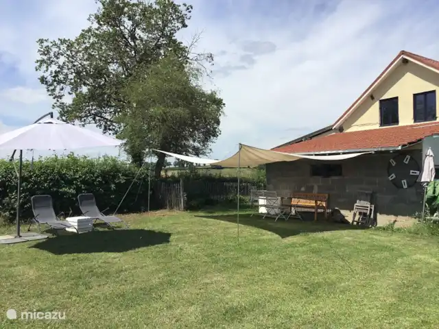 Domaine Imagine Silence huren in Frankrijk, Nièvre, Lanty - gîte / cottage Vanaf het eigen terras loopt je zo naar deze prettige zitplaatsen.
Domaine Imagine ligt op een berg en daarom is er uitzicht aan alle kanten!