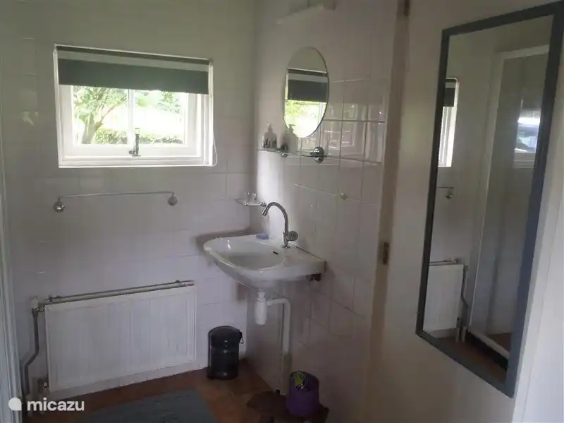 Salle de bain soignée avec douche et WC