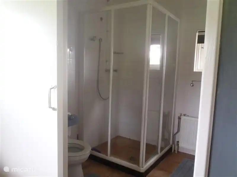 Belle douche avec un bon jet chaud.