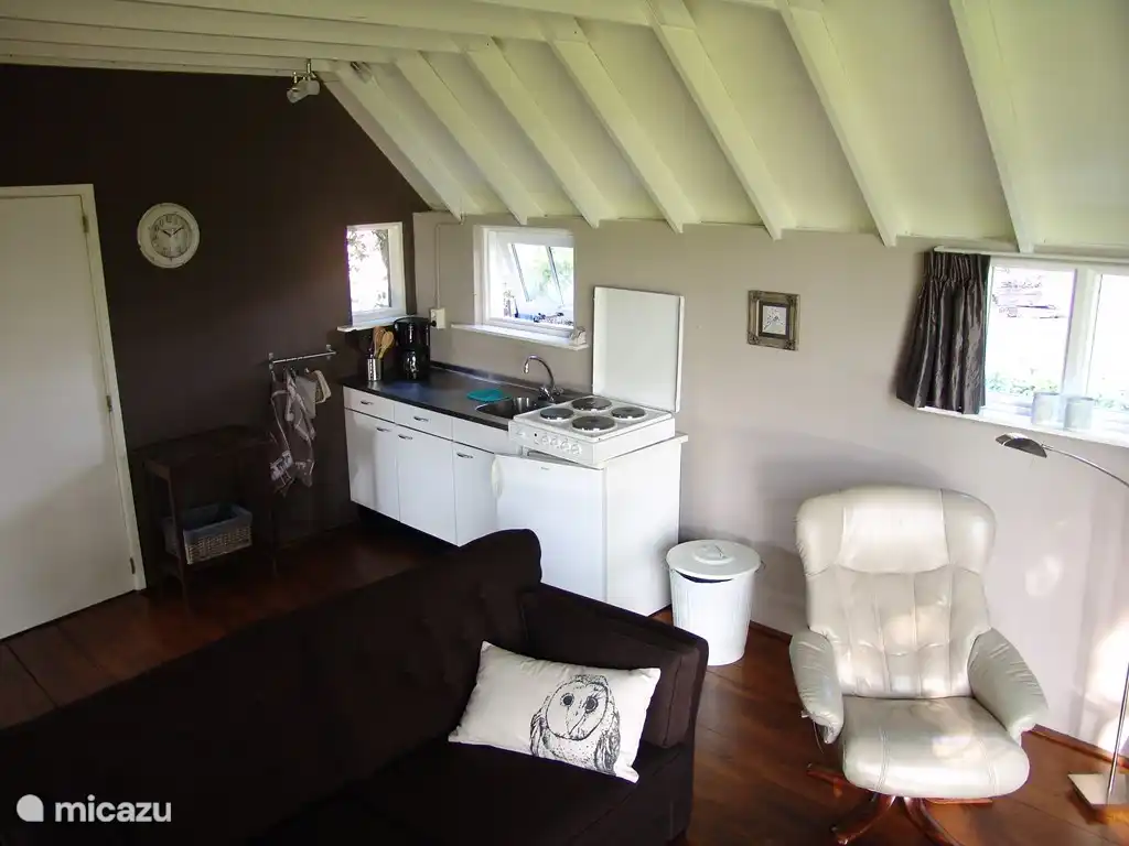 Unité de cuisine soignée avec des ustensiles de cuisine de bonne qualité.