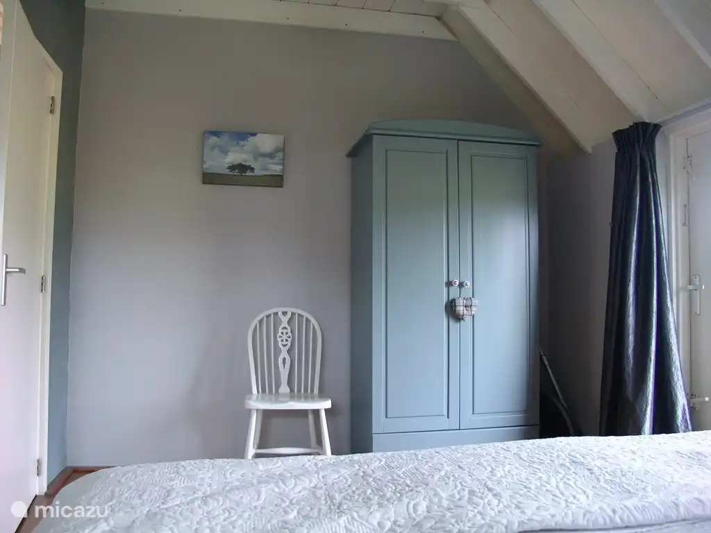 Penderie avec penderie et étagère. Porte vers l'extérieur et belle vue.