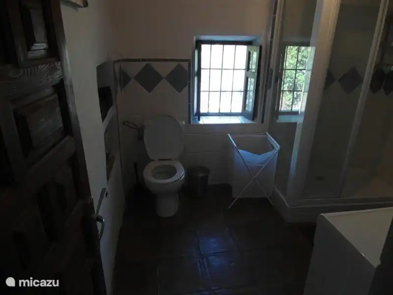 Badkamer 1- alle badkamers zijn voorzien van een eigen warmwater boiler. Deze badkamer heeft een douche.