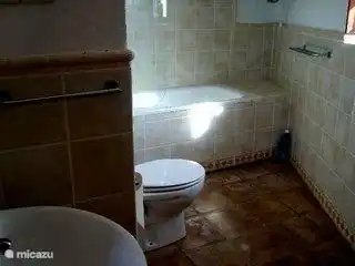 Badkamer 2 - alle badkamers zijn voorzien van een eigen warmwater boiler. Deze badkamer beschikt over een ligbad.