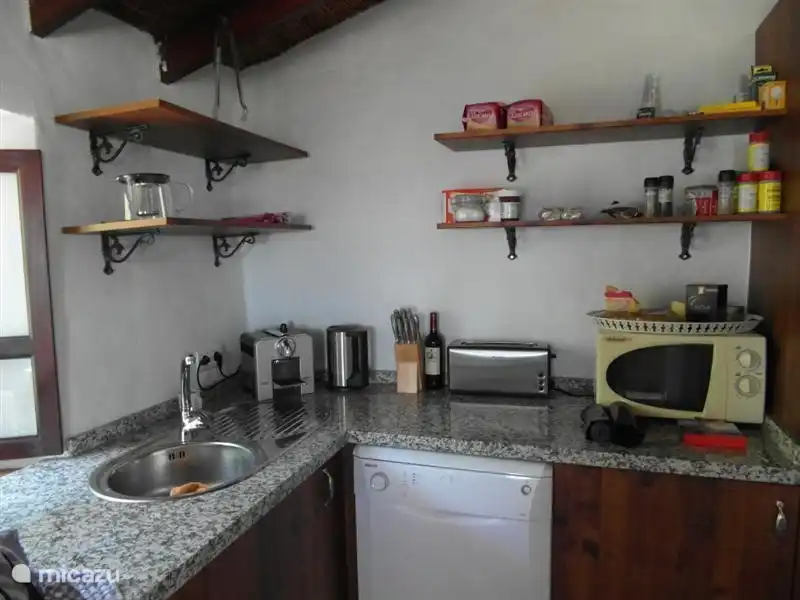 Keuken met oven, 4-pitten gasfornuis, grote ruime koelkast, diepvrieslades en ijstwisters, waterkoker, broodrooster en Nespresso koffiezetmachine. Vergeet de vaatwasser niet, want het is vakantie!