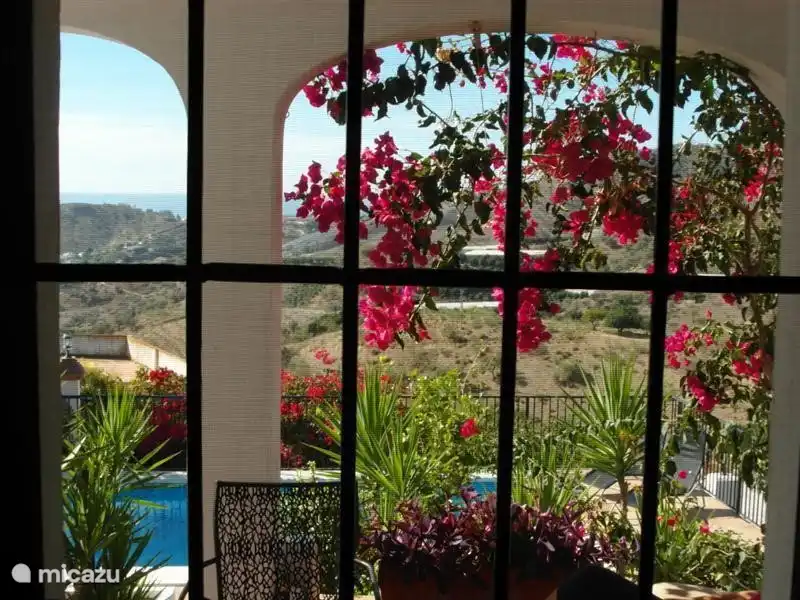 Vanuit de keukentafel kun je heerlijk naar buiten kijken.