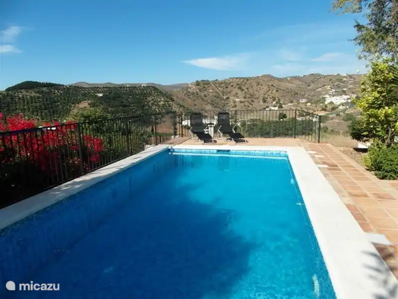 Uitzicht vanaf het zonneterras over het zwembad en richting Cajiz.