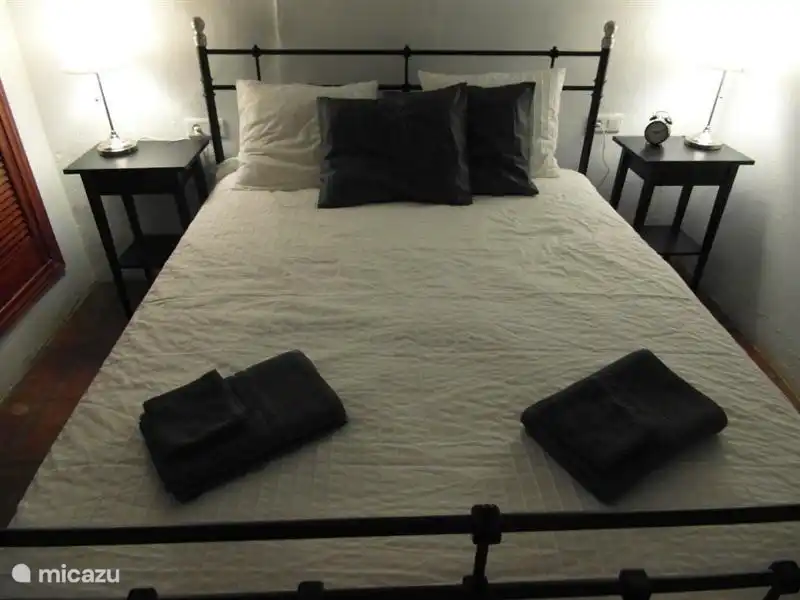 Slaapkamer 1 en 2 - delen samen badkamer 1. Beide slaapkamers zijn voorzien van airconditioning.