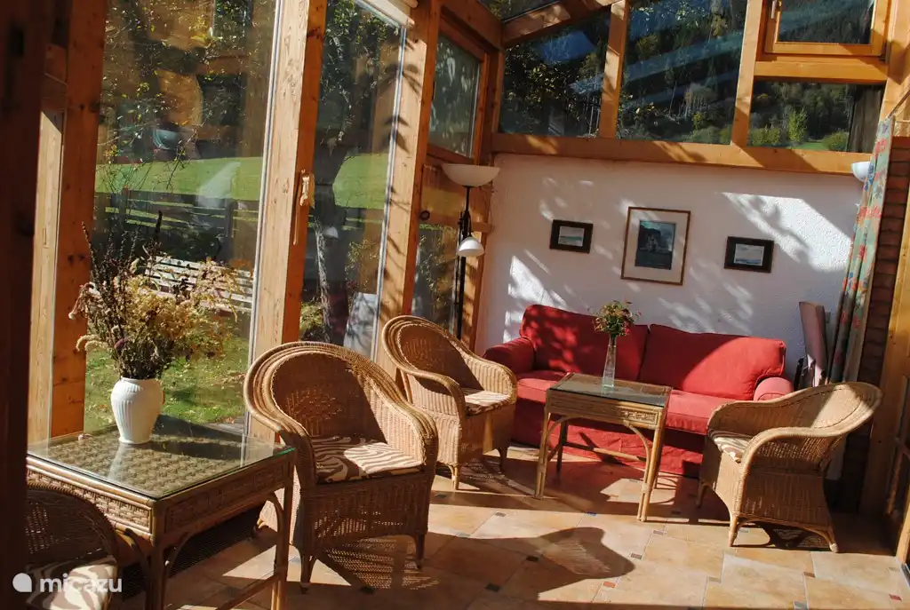 das Gewächshaus. Ein sehr gemütlicher Ort mit fantastischer Aussicht, hier ist das Verweilen am Abend pure Geselligkeit.