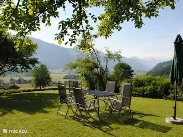Chalet Baringo | Autriche, Salzburgerland, Maishofen (Zell am See) - chalet Avec cette vue, c'est vraiment des vacances. Quand il fait trop chaud, asseyez-vous sous le pommier. Malheureusement, vous ne pouvez pas le voir sur la photo.