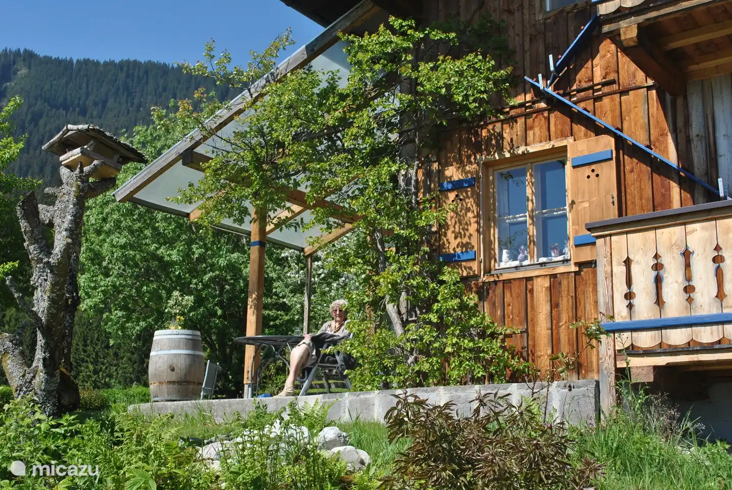 Schönes geschütztes Sitzen draußen