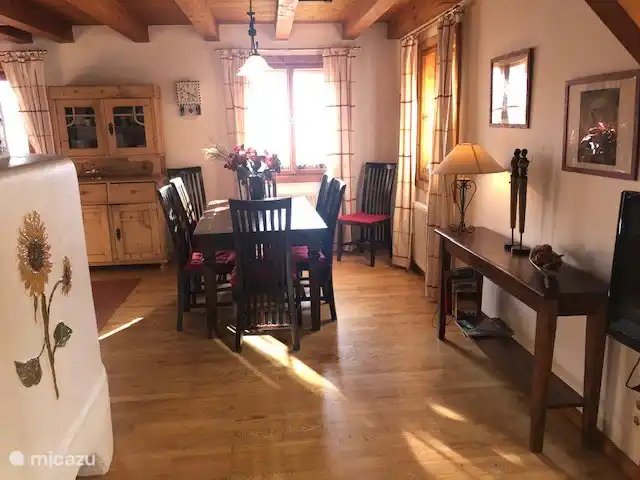 Chalet Baringo | Autriche, Salzburgerland, Maishofen (Zell am See) - chalet la table à manger peut être allongée afin que 10 personnes puissent facilement avoir de la place. A gauche le poêle.
Très individuel. Vous pouvez l'utiliser, mais avec prudence.