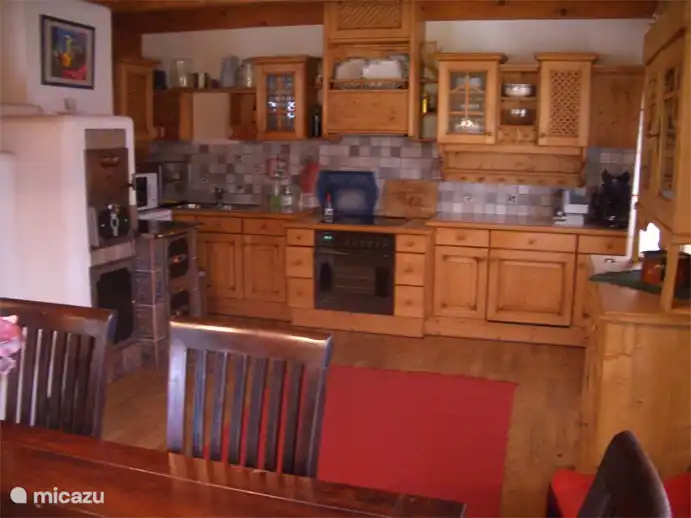 Die offene Küche. Viel Spaß beim gemeinsamen Kochen. Die Küche ist komplett ausgestattet, Geschirrspüler, Cerankochfeld, Backofen, Mikrowelle. Außerdem mehr als genug von allem vorhanden.