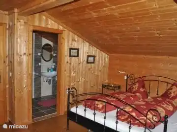 Schlafzimmer 1, mit Blick auf das angrenzende Badezimmer.
Balkon