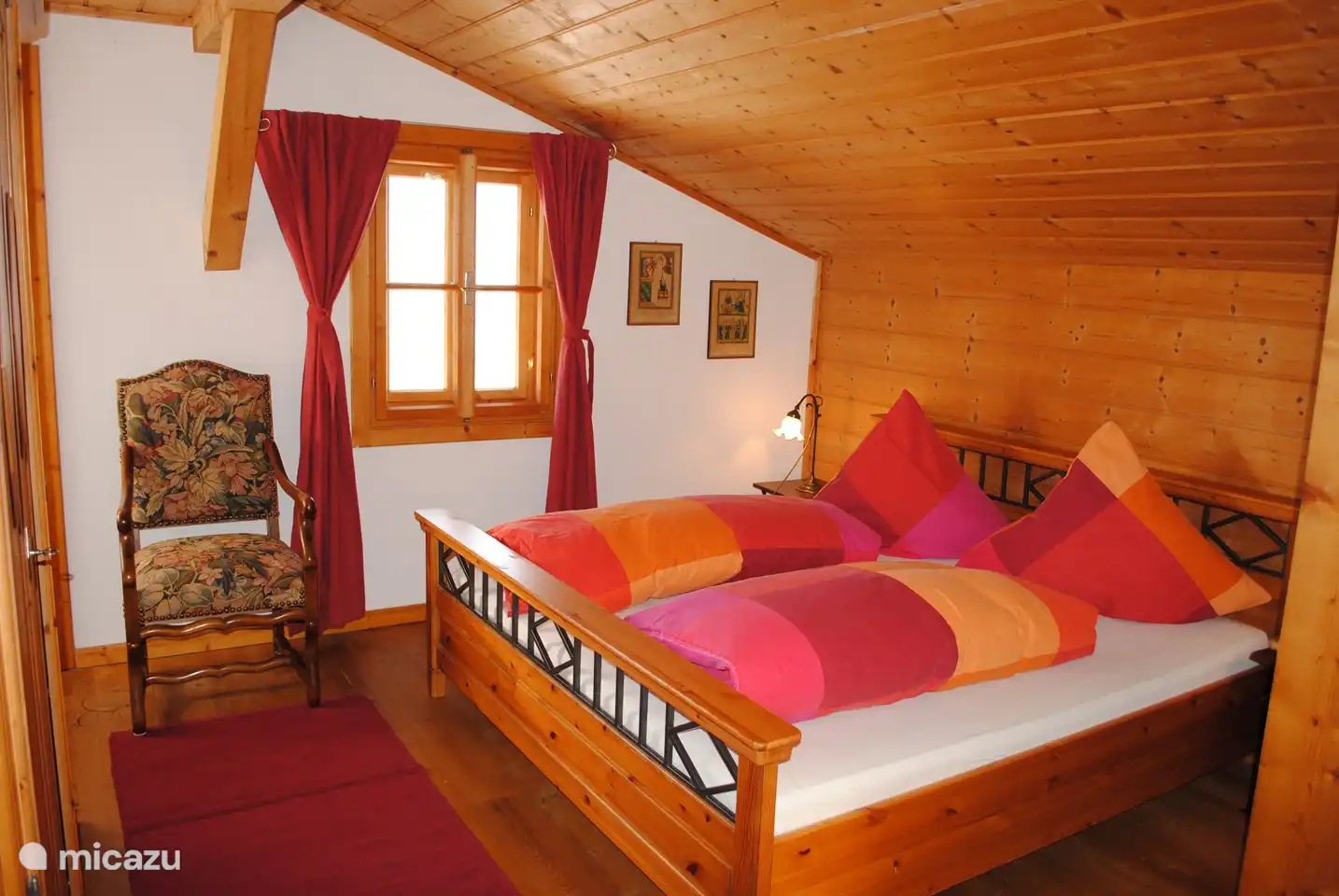 Schlafzimmer 2, mit Balkon und einem weiteren Innenbalkon