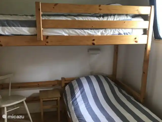 vakantiehuis huren in Nederland, Friesland, Grouw – Heerlijk vakantiehuis aan het water Slaapkamer met stapelbed in hoekopstelling