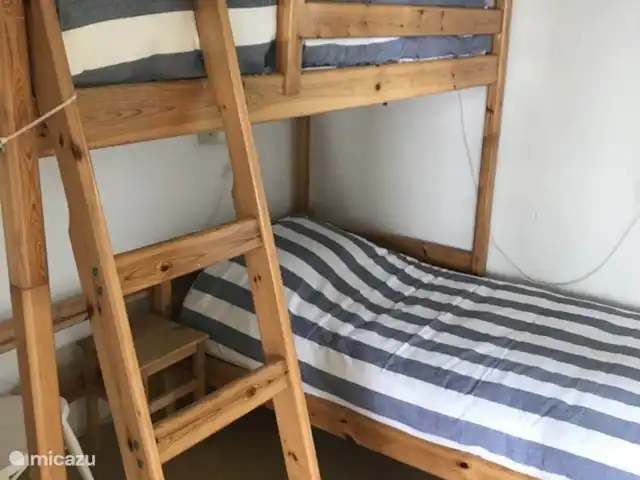 vakantiehuis huren in Nederland, Friesland, Grouw – Heerlijk vakantiehuis aan het water Slaapkamer met stapelbed in hoekopstelling