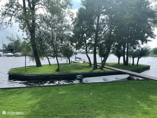 vakantiehuis huren in Nederland, Friesland, Grouw – Heerlijk vakantiehuis aan het water Gebruik roei/visboot met buitenboord motor is inbegrepen bij de huurpijs