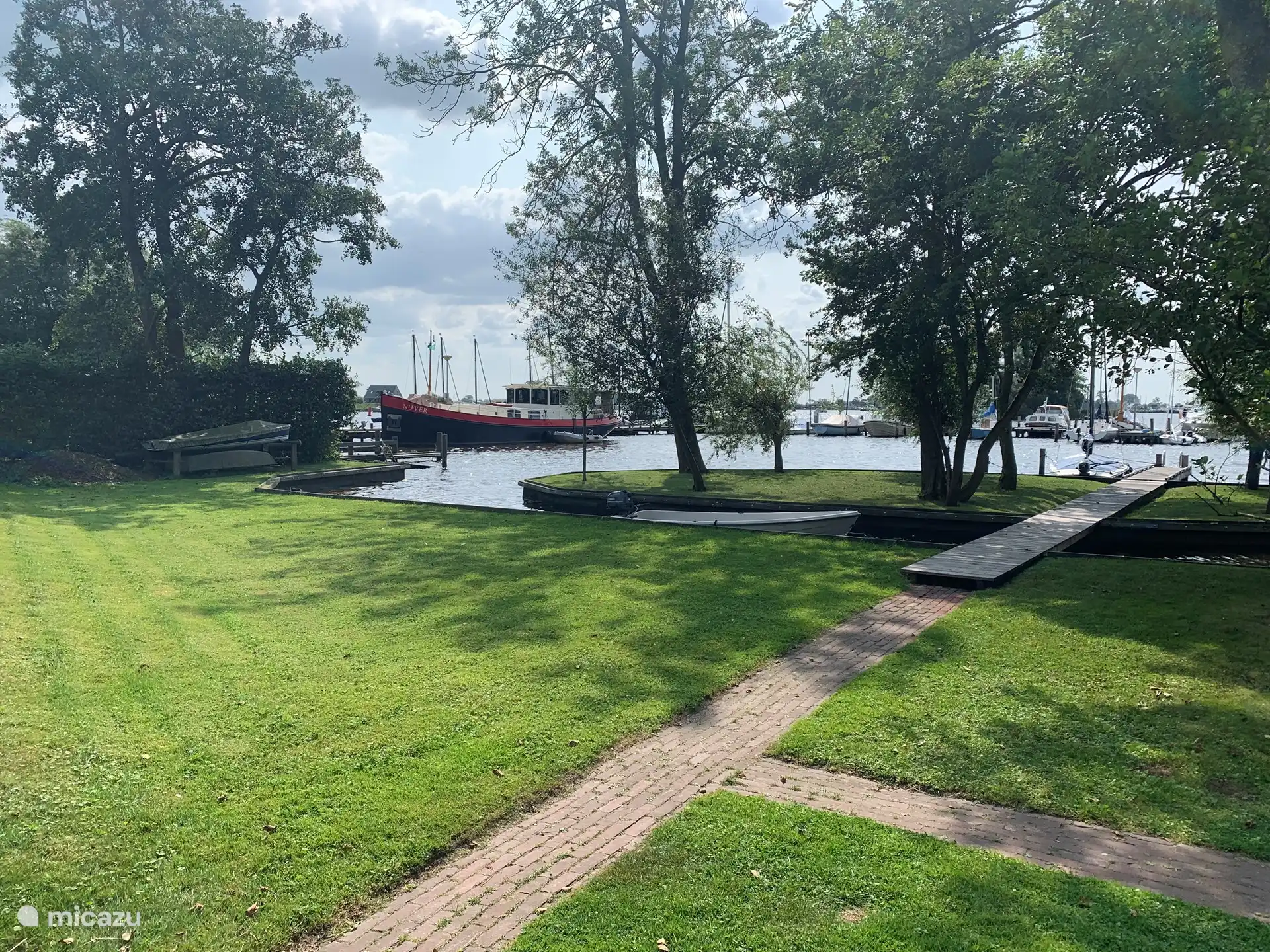 Spacious site with walkway to own island