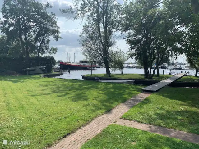vakantiehuis huren in Nederland, Friesland, Grouw – Heerlijk vakantiehuis aan het water Ruim terrein met loopbrug naar eigen eiland