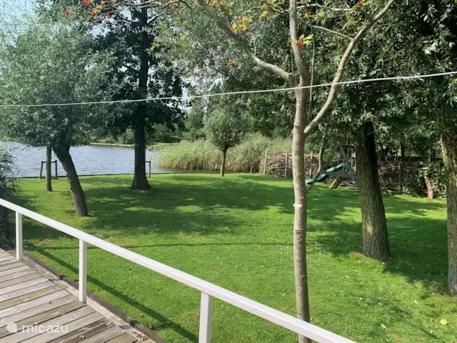 vakantiehuis huren in Nederland, Friesland, Grouw – Heerlijk vakantiehuis aan het water Land aan westkant van het huis, tevens voorzien van speeltoestel