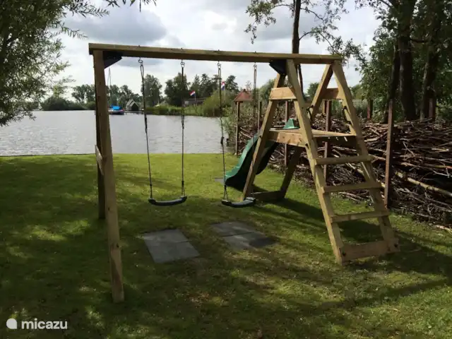 vakantiehuis huren in Nederland, Friesland, Grouw – Heerlijk vakantiehuis aan het water Speeltoestel op eigen terrein