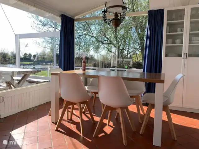 vakantiehuis huren in Nederland, Friesland, Grouw – Heerlijk vakantiehuis aan het water Gezellige eethoek met vrij uitzicht naar buiten