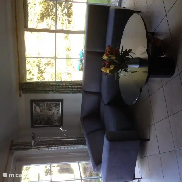 Geschmackvoll eingerichtetes Wohnzimmer mit Kamin