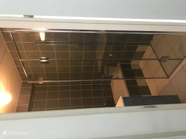 Badezimmer mit Duschkabine und Badewanne