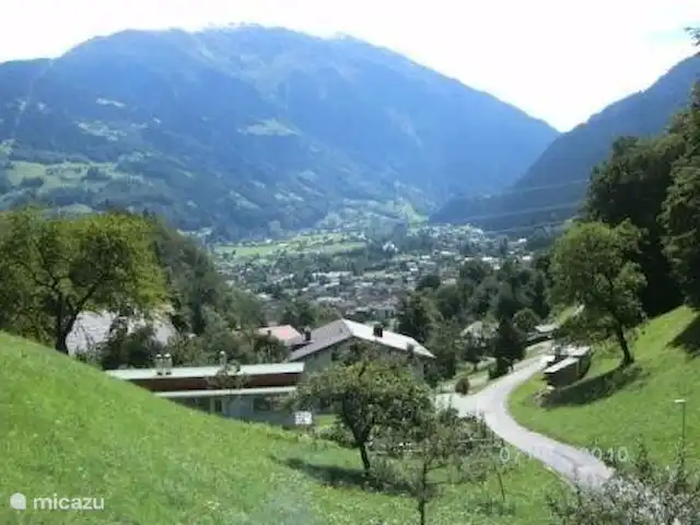 Montafón en Austria, Vorarlberg, Schruns - apartamento Vista desde el balcón en verano