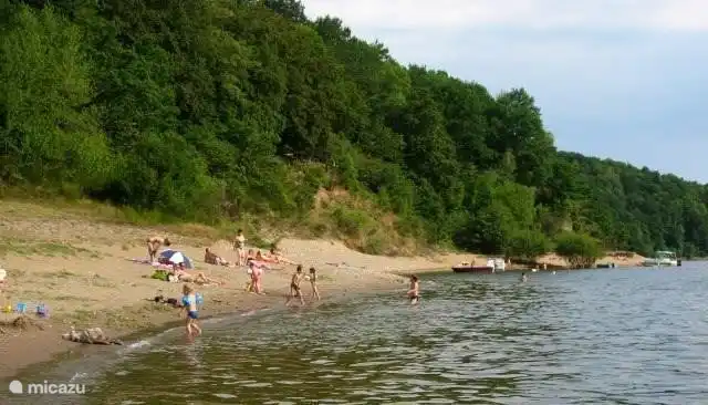 Unser Strand 400 m mit Blick auf wunderschönen Schloss aus dem 14. Jahrhundert auf der anderen Seite. Das Wasser ist köstlich, die Temperatur ist in Ordnung. Der See ist hier nicht sehr weit. Ich schwimme in 40 Minuten auf die andere Seite, um ein Café im Freien gibt es betrachten ..