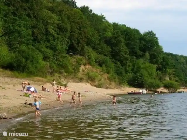 vakantiehuis huren in Frankrijk, Cantal, Beaulieu (Cantal) – Vakantiewoning Beaulieu Langs het strand (op 400 m) is het mooi lopen. In het meer wordt veel gezwommen en gekanoed. Het zwemwater is heerlijk, temperatuur is prima. 
Het meer is hier niet al te breed. Ik zwem elke zomer in 40 minuten naar de overkant (kleine km) om daar even een terrasje te nemen..