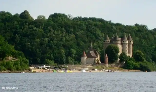 Von unserem Strand können Sie das Schloss aus dem Foto zu sehen. Am Mittwochabend gibt es oft Musik für diejenigen, die es wollen. Manor-Besuch, von der Türme schönen Blick über den See.