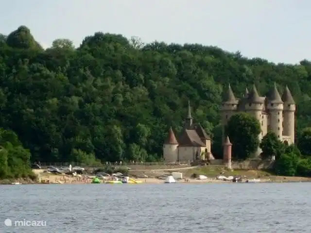 vakantiehuis huren in Frankrijk, Cantal, Beaulieu (Cantal) – Vakantiewoning Beaulieu Vanaf ons strandje zie je het kasteeltje van de foto. Op de woensdagavonden is er vaak muziek voor wie dat wilt. Kasteeltje is te bezoeken, vanuit de torens prachtig zicht over het meer. Bij het kasteeltje is ook een strandje met vermaak voor kleine kinderen (opblaasmateriaal ed.).