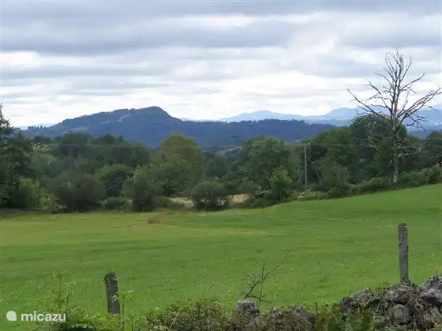 Wir gehen viel, gibt es viele markierte Wanderwege von der Französisch Fremdenverkehrsamt, von kurzen (1- 1,5 Stunden auf 4-5 Stunden lang. Im Haus sind die Routen, die Sie während Ihres Spaziergangs nehmen können. Manchmal Blick auf Vulkane, manchmal durch Dörfer, manchmal Wasserfällen, immer viel Abwechslung während der Wanderung.
