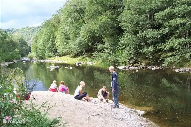 Wandern Sie entlang der Rhue hinter dem Wasserfall.
