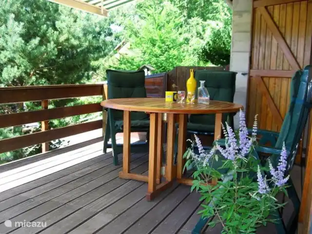 vakantiehuis huren in Frankrijk, Cantal, Beaulieu (Cantal) – Vakantiewoning Beaulieu Tot slot nog 2 foto's van ons terras. Heerlijk genieten van de ondergaande zon, mooi uitzicht naar de overkant
