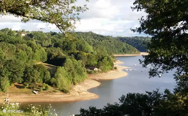 Zicht op ons strand vanaf de ruïne (2 km vanaf ons huis). U kan erg mooi wandelen langs de waterrand. 
