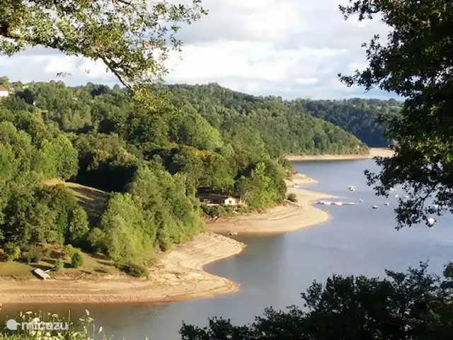 vakantiehuis huren in Frankrijk, Cantal, Beaulieu (Cantal) – Vakantiewoning Beaulieu Zicht op ons strand vanaf de ruïne (2 km vanaf ons huis). U kan erg mooi wandelen langs de waterrand.
