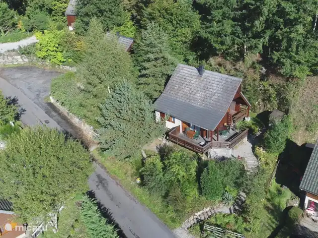 vakantiehuis huren in Frankrijk, Cantal, Beaulieu (Cantal) – Vakantiewoning Beaulieu Foto gemaakt met drone via vrienden! Er is geod te zien dat we veel privacy hebben rondom ons huis.