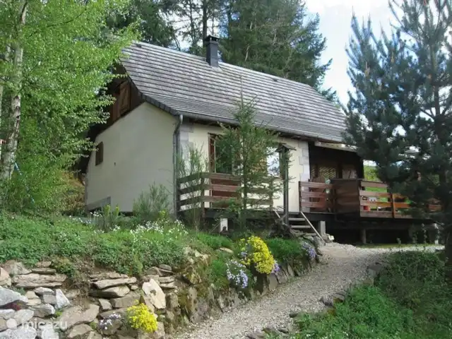 vakantiehuis huren in Frankrijk, Cantal, Beaulieu (Cantal) – Vakantiewoning Beaulieu Het huis ligt iets hoger dan de weg, waardoor u veel privacy heeft! Op het terras heeft u avondzon!