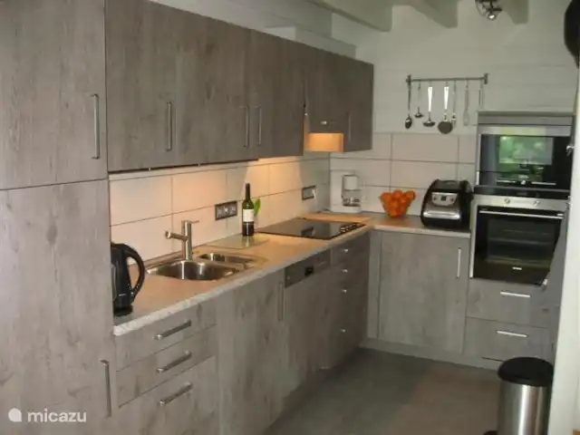 vakantiehuis huren in Frankrijk, Cantal, Beaulieu (Cantal) – Vakantiewoning Beaulieu In februari 2014 hebben we de oude keuken vervangen door een nieuwe. Heerlijk weer van alle gemakken voorzien. Grote koelkast, over, magnetron, afwasmachine en broodbakmachine. Wakker worden met de geur van een vers gebakken broodje.