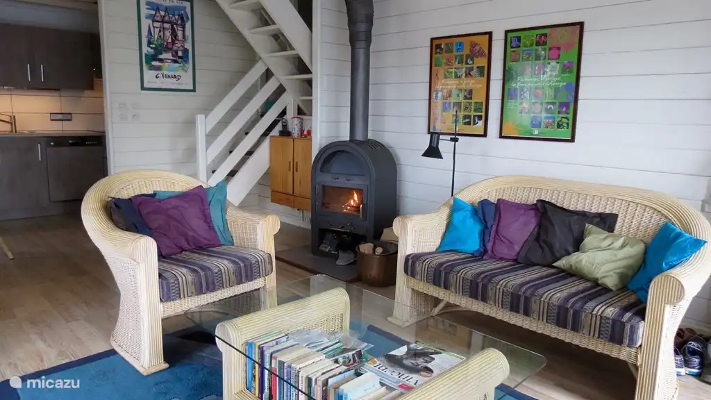 Er ligt volop open-haard-hout achter het huis, genieten van echte warmte, bij een koude avond. 