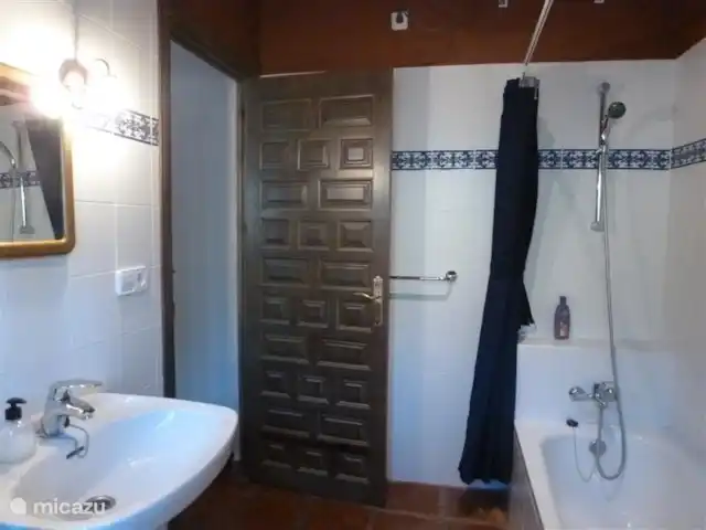 Finca La Estrella de Cómpeta huren in Spanje, Andalusië, Cómpeta - finca Badkamer 1 met ligbad, wastafel en toilet
