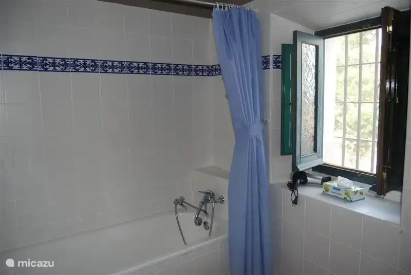 bathroom 2 with bath, washbasin and toilet