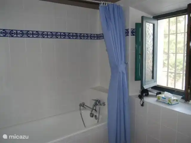 Finca La Estrella de Cómpeta huren in Spanje, Andalusië, Cómpeta - finca badkamer 2 met ligbad, wastafel en toilet