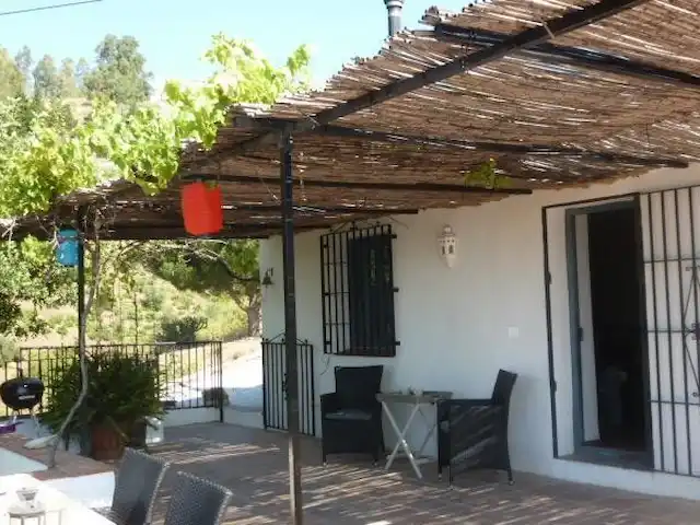 Finca La Estrella de Cómpeta huren in Spanje, Andalusië, Cómpeta - finca Het terras met aanzicht op de ingang van het huis.